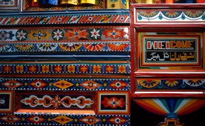 Carrosserie, een kenmerkende volkskunst van Pakistan, heeft de dorpsstraten, stadsstraten en langeafstandssnelwegen veranderd in een nationale galerij zonder muren, een vrije vorm, caleidoscopische tentoonstelling in voortdurende beweging. De overgrote mee door Unbekannt Unbekannt